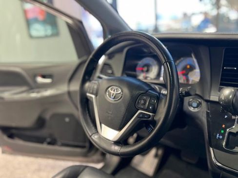 Used 2019 Toyota Sienna SE Premium image 26