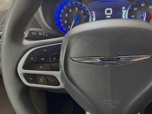Used 2024 Chrysler Pacifica Touring-L FWD image 18