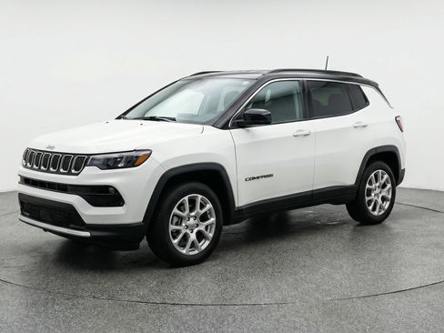 Used 2025 Jeep Compass Limited image 3