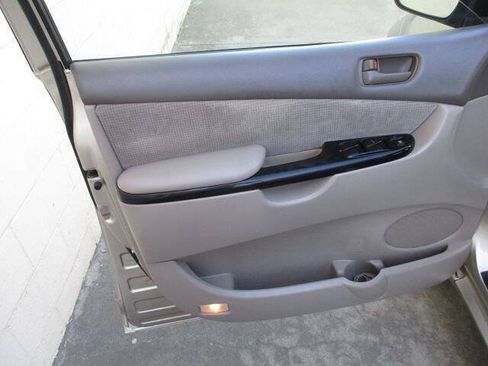 Used 2005 Toyota Sienna LE w/ LE Pkg 1 FWD image 17