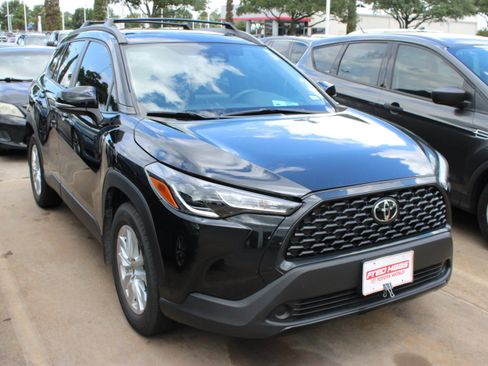 Used 2025 Toyota Corolla Cross LE w/ Moonroof Package FWD image 2
