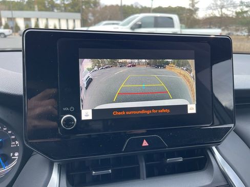 Used 2023 Toyota Venza LE image 11