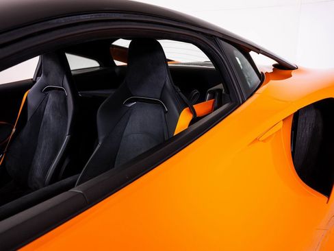 Used 2023 McLaren Artura image 22