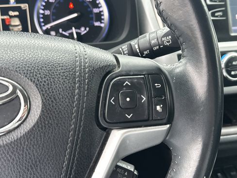 Used 2016 Toyota Highlander XLE image 25