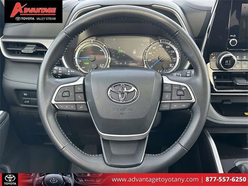 Used 2025 Toyota Highlander XLE image 17
