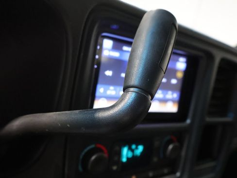 Used 2004 Chevrolet Avalanche 4x4 w/ Preferred Equipment Group image 32