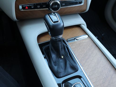 Used 2022 Volvo XC90 T6 Momentum w/ Advanced Package image 27