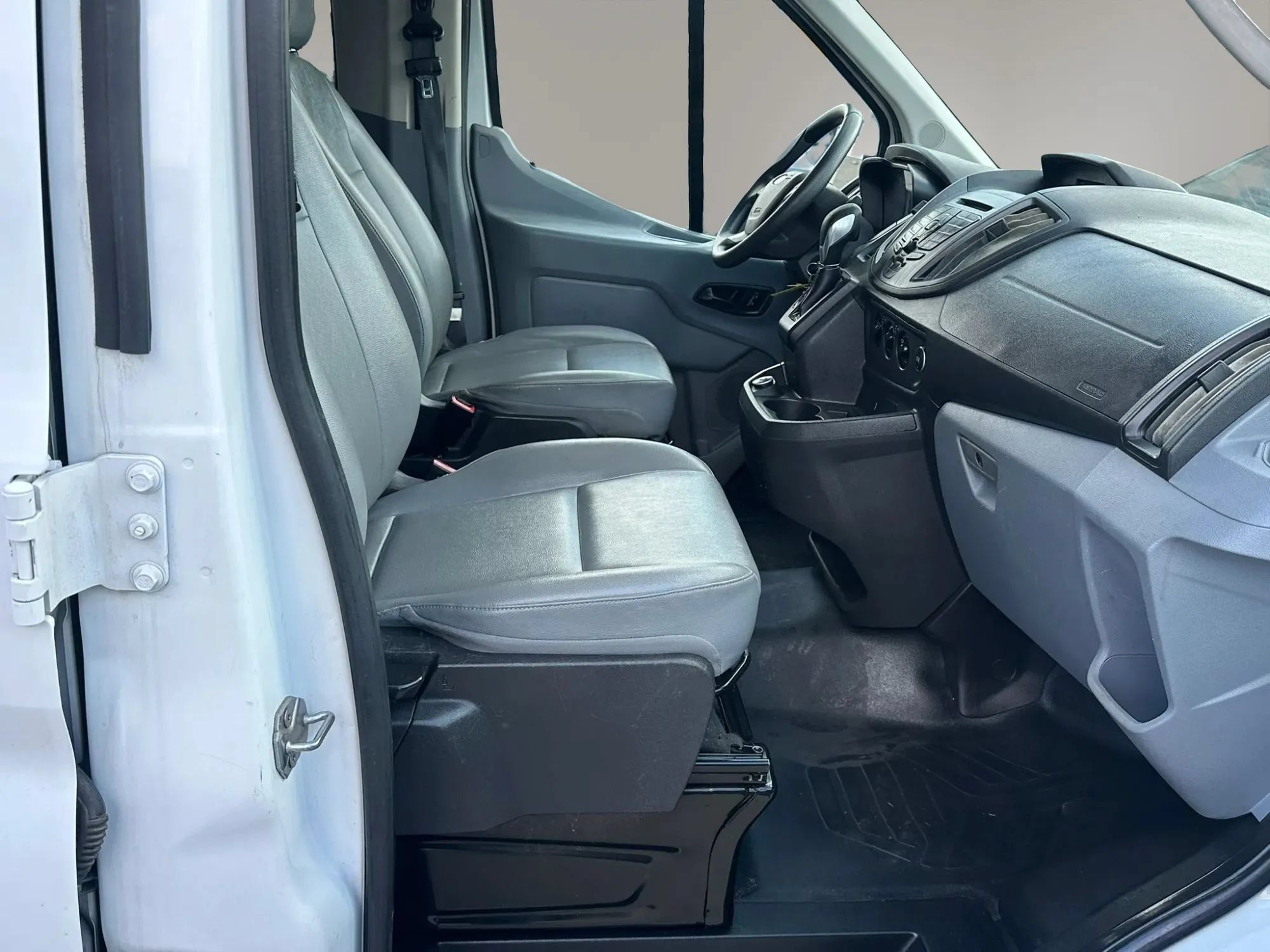 Used 2018 Ford Transit 150 XL RWD image 6