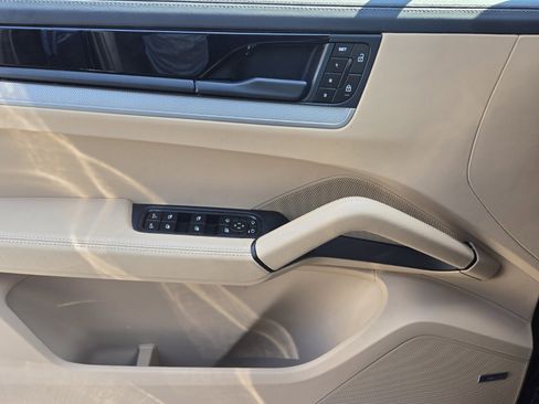 Used 2025 Porsche Cayenne Coupe image 28