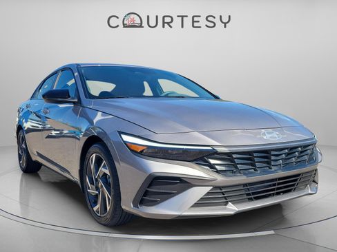 Used 2025 Hyundai Elantra Sport image 5