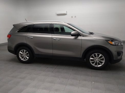 Used 2017 Kia Sorento FWD image 11