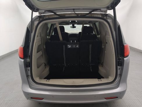 Used 2017 Chrysler Pacifica Touring FWD image 29