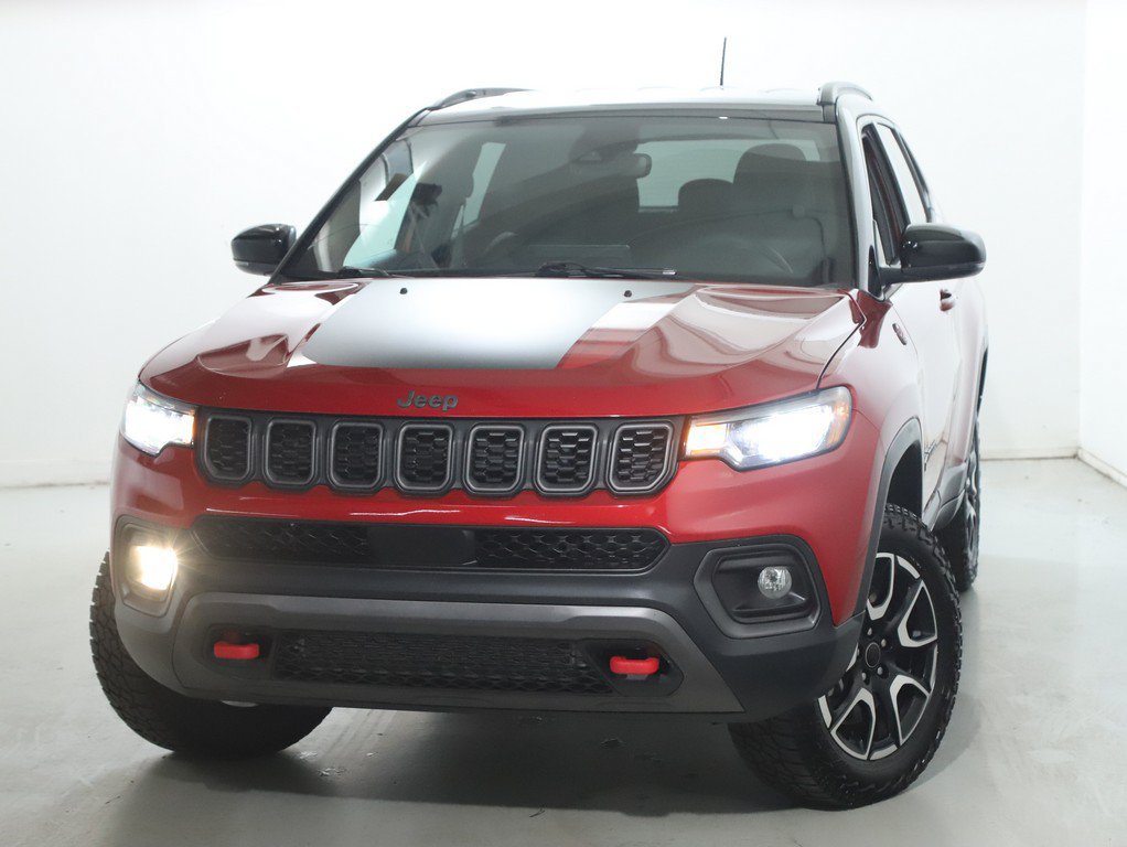 Used 2025 Jeep Compass Trailhawk AWD/4WD image 3