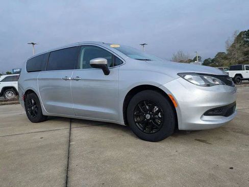 Certified 2022 Chrysler Voyager LX image 2