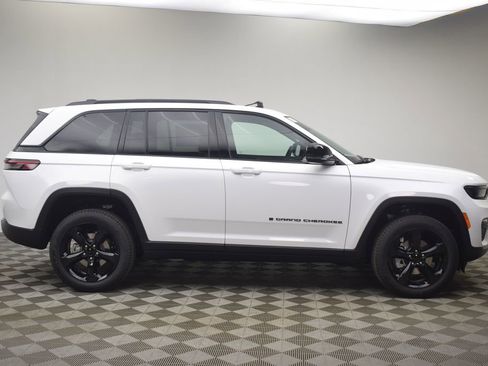 New 2025 Jeep Grand Cherokee Limited w/ Black Appearance Package AWD/4WD image 6