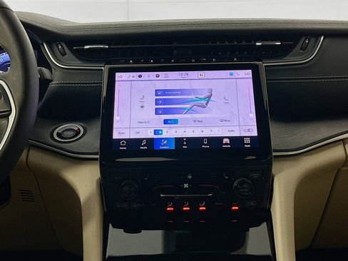 Used 2023 Jeep Grand Cherokee Limited image 24