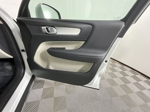 Used 2021 Volvo XC40 T5 Momentum w/ Premium Package image 21
