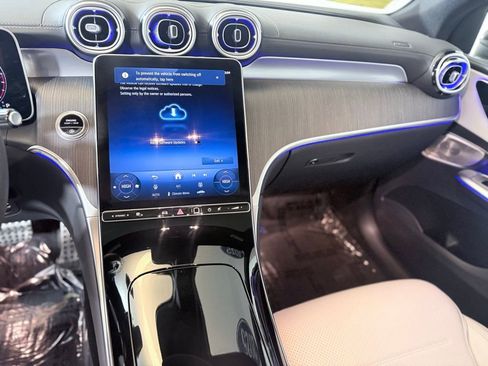 Used 2025 Mercedes-Benz GLC 300 4MATIC image 15