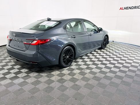 Used 2025 Toyota Camry SE image 3