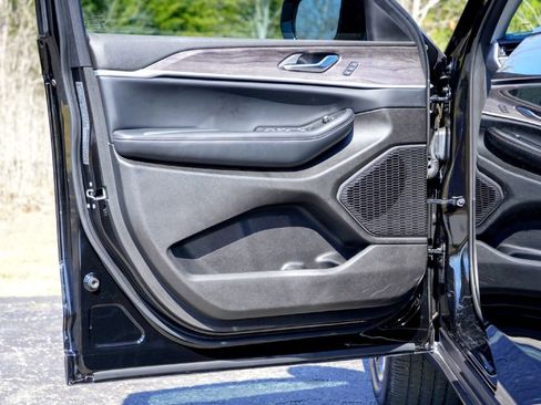 Used 2023 Jeep Grand Cherokee L Limited image 18