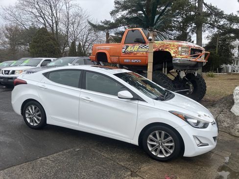 Used 2015 Hyundai Elantra SE w/ Option Group 03 image 2