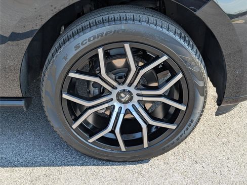 Used 2023 Lincoln Navigator L Reserve image 9