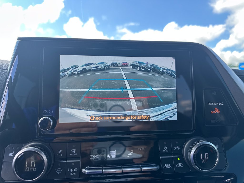 Used 2023 Toyota Highlander XLE FWD image 23