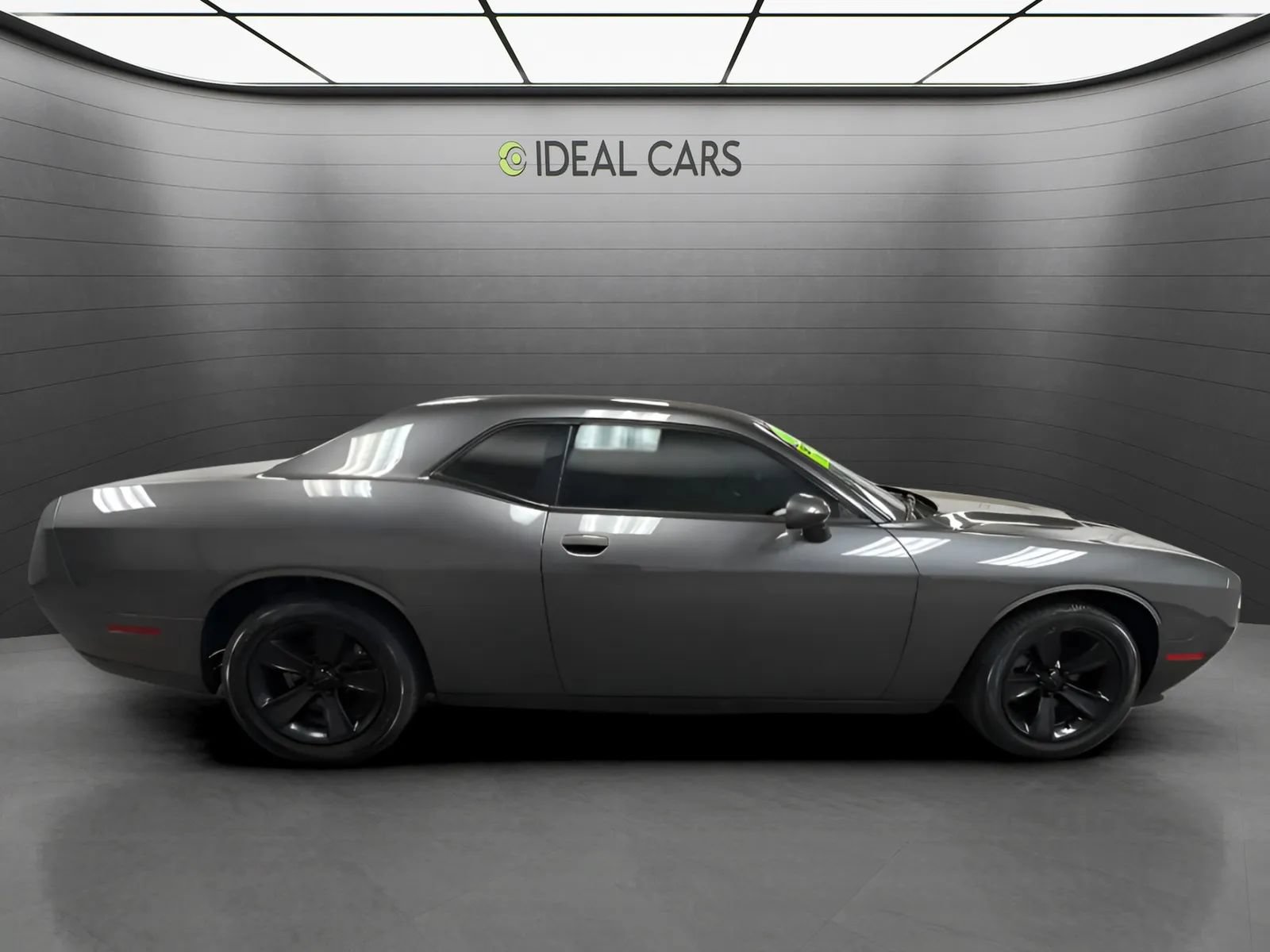 Used 2016 Dodge Challenger SXT RWD image 4