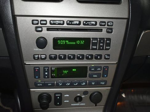 Used 2004 Ford Thunderbird image 27