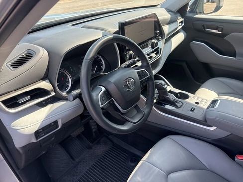 Used 2023 Toyota Highlander XLE FWD image 15