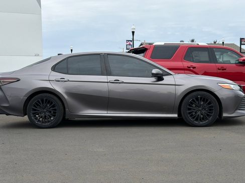 Used 2020 Toyota Camry XLE image 3