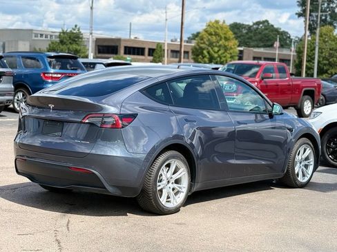 Used 2022 Tesla Model Y Long Range AWD/4WD image 30