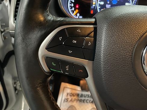 Used 2019 Jeep Grand Cherokee Laredo w/ Security & Convenience Group AWD/4WD image 9