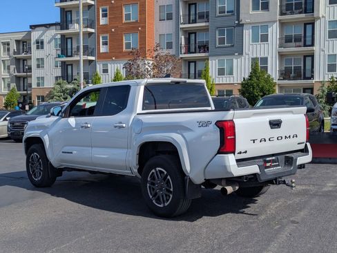 Used 2025 Toyota Tacoma TRD Sport AWD/4WD image 9