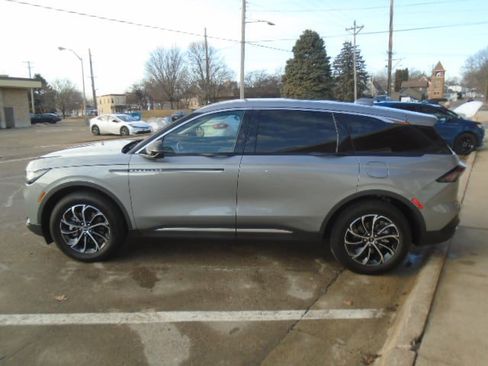 Used 2025 Lincoln Nautilus Premier image 2