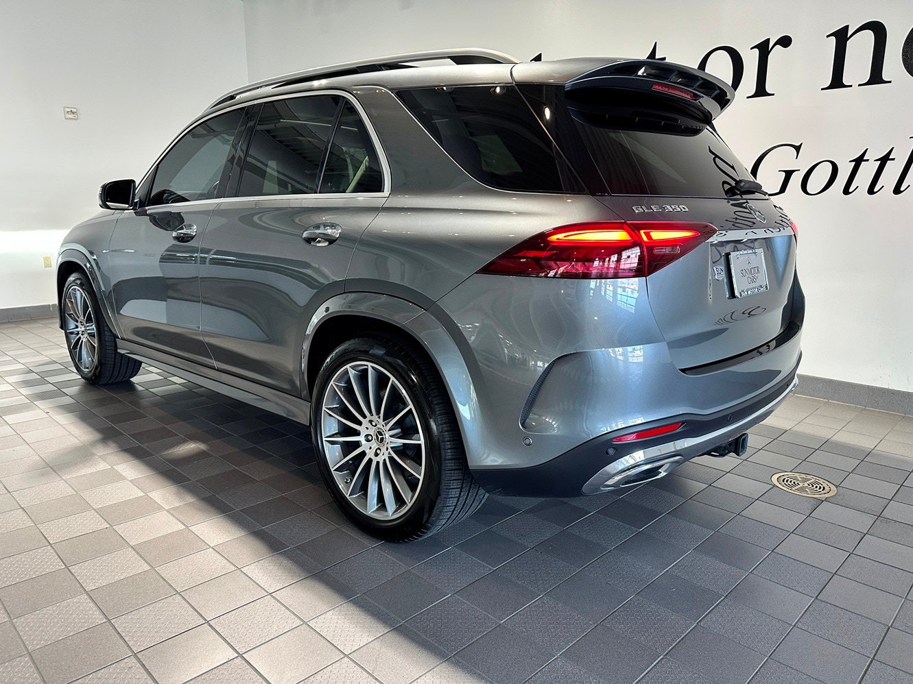 Used 2025 Mercedes-Benz GLE 350 4MATIC w/ AMG Line Exterior image 6