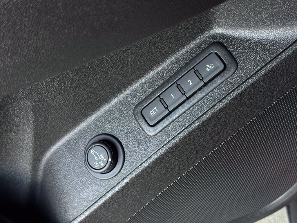 Used 2023 Chevrolet Equinox Premier FWD image 32