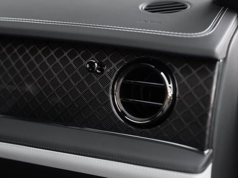 Used 2025 Bentley Bentayga AWD/4WD image 29