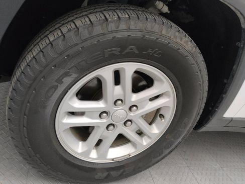 Used 2023 Jeep Grand Cherokee Laredo RWD image 31