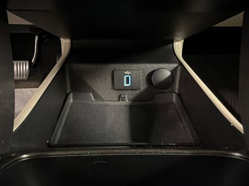 Certified 2018 Ford Fusion SE w/ Fusion SE Technology Package FWD image 14