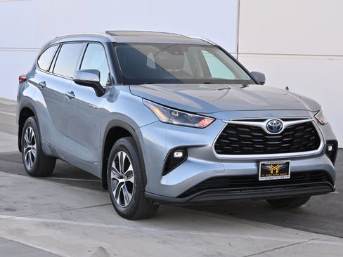 Used 2021 Toyota Highlander XLE AWD/4WD image 8