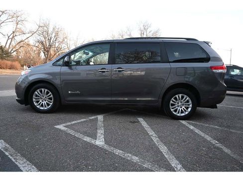 Used 2014 Toyota Sienna XLE image 9