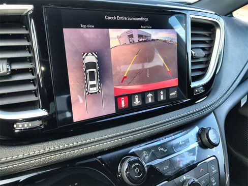 New 2026 Chrysler Pacifica Limited image 17