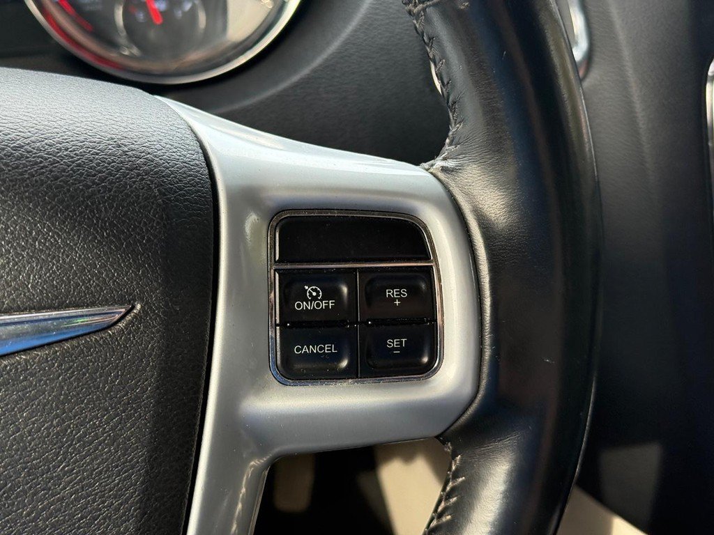 Used 2014 Chrysler Town & Country Touring FWD image 16