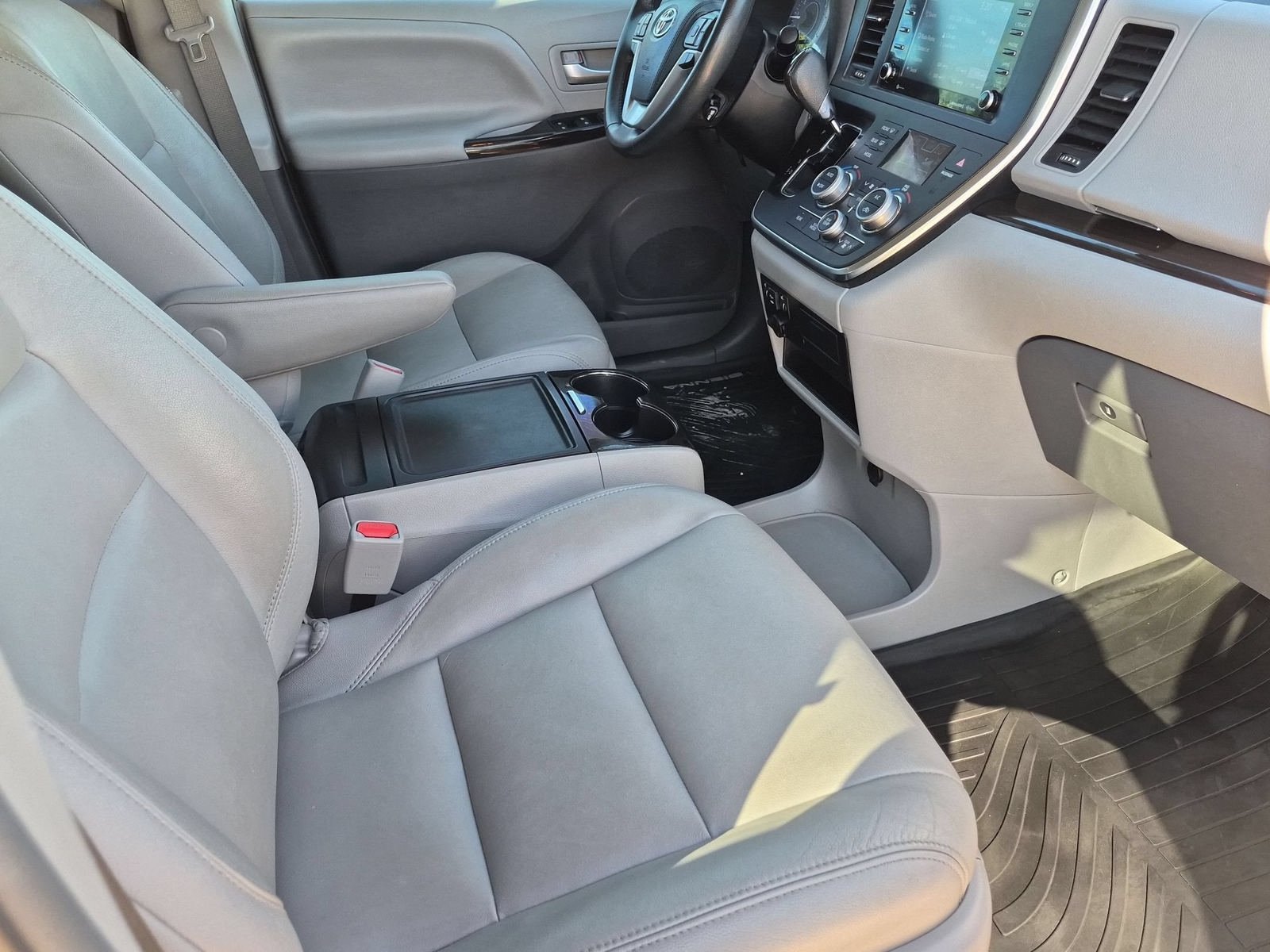 Used 2019 Toyota Sienna XLE w/ XLE Navigation Package FWD image 31
