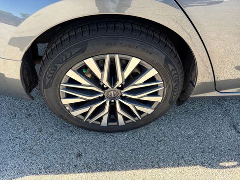 Used 2025 Nissan Altima 2.5 SV FWD image 30