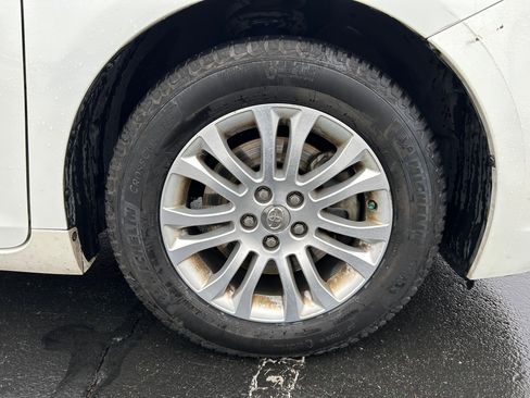 Used 2015 Toyota Sienna XLE image 29