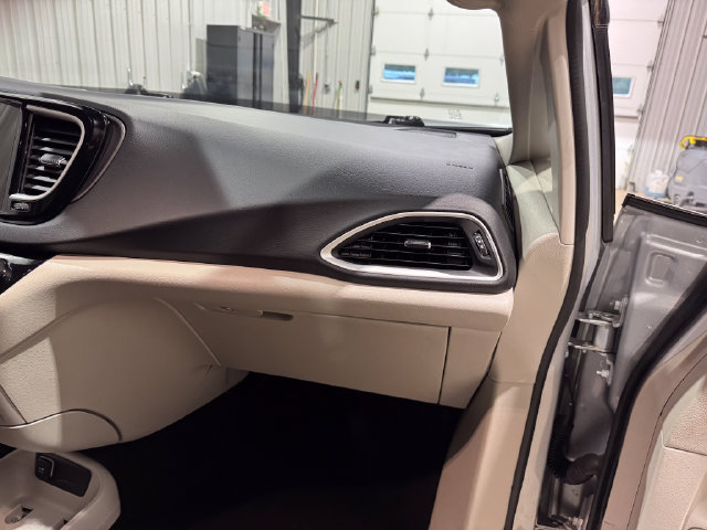 Used 2024 Chrysler Pacifica Touring-L FWD image 25