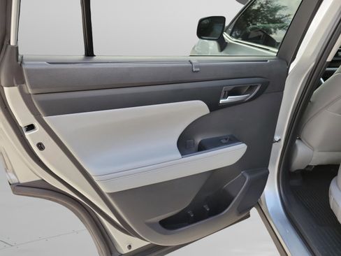 Used 2023 Toyota Highlander XLE FWD image 10