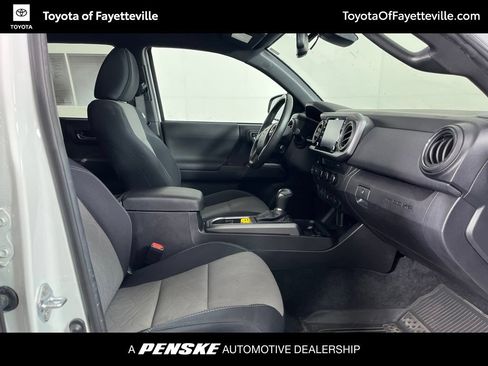 Used 2021 Toyota Tacoma TRD Sport w/ Technology Package AWD/4WD image 4